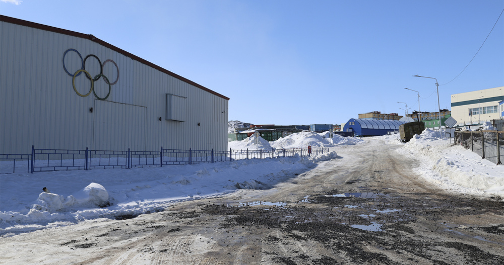 Грунтовую дорогу рядом с ледовым катком забетонируют в Анадыре