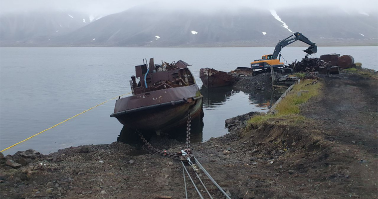 Генеральной уборкой затонувших судов на Чукотке займётся сахалинская компания