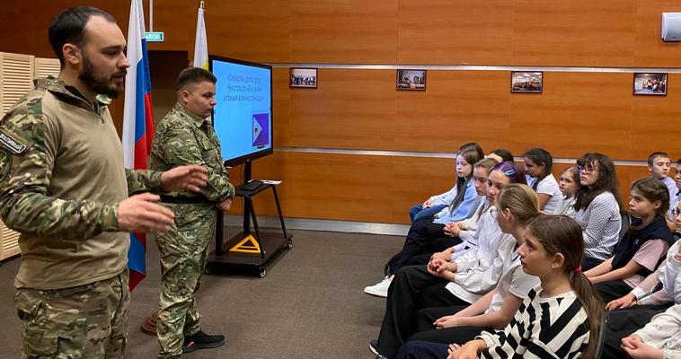 Ветераны СВО рассказали школьникам Анадыря о флаге региона