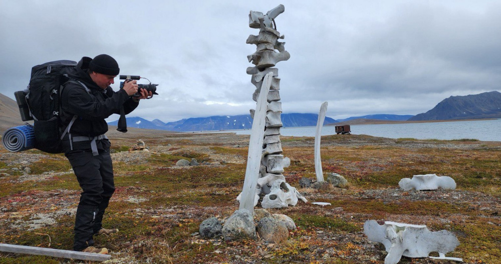 Сделанное на Чукотке фото древнеэскимосской крепости представили во Владивостоке