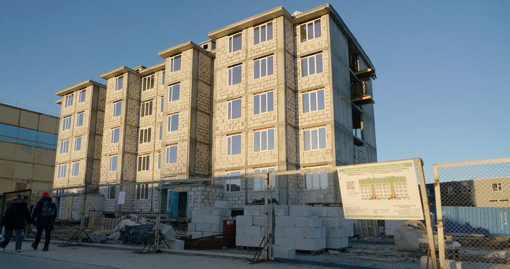 К внутренней отделке приступили на одном из строящихся арендных домов в Анадыре