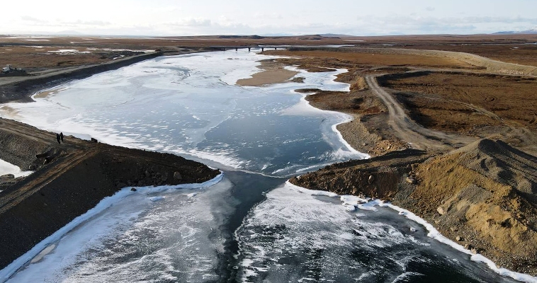 Дамбу к зиме укрепили у села Лорино
