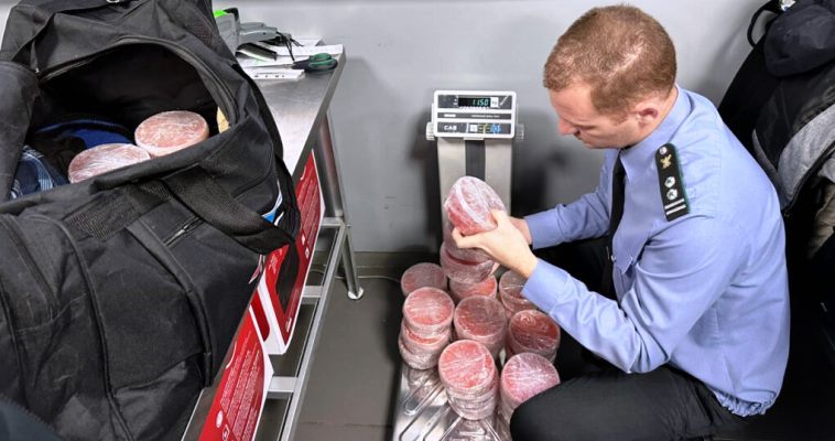 Ограничения на вывоз красной икры авиатранспортом вступили в силу на Чукотке