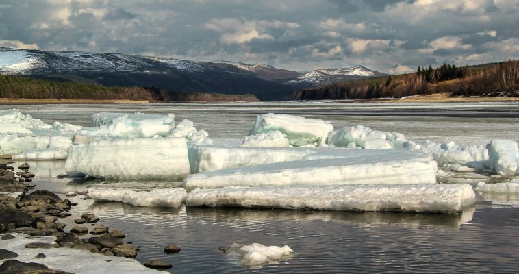 Ледоход начался на реке Малый Анюй возле села Островное
