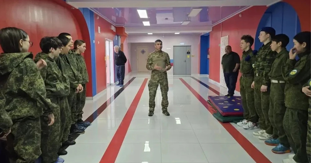 Серию военно-прикладных занятий провел инструктор центра "Воин" с молодёжью Чукотки