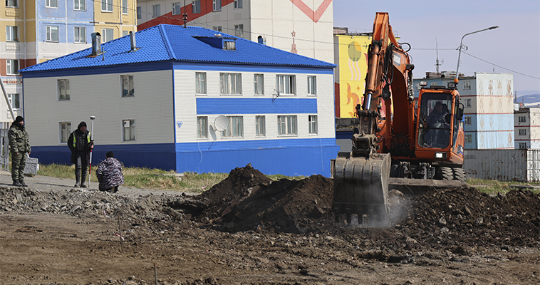 Начался ремонт дороги возле ледового катка в Анадыре