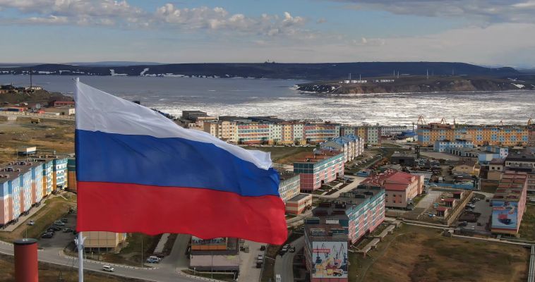 Десятиметровый российский триколор установят в столице Чукотки