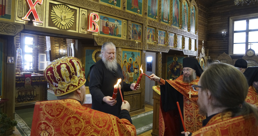 Верующие и духовенство встретили Благодатный огонь на Чукотке