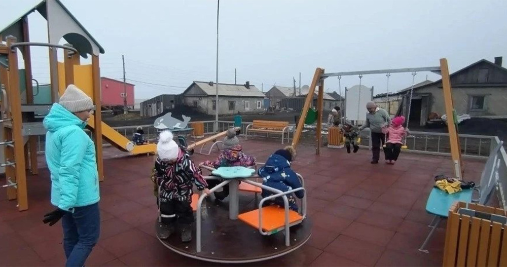 На арктическом побережье Чукотки построили ещё одну детскую игровую площадку