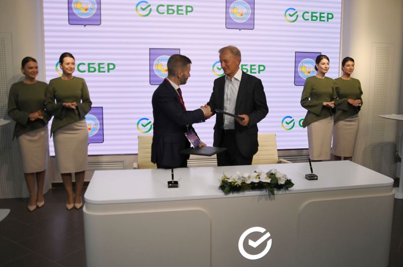 Кузнецов и Греф - подписание соглашения на ВЭФ